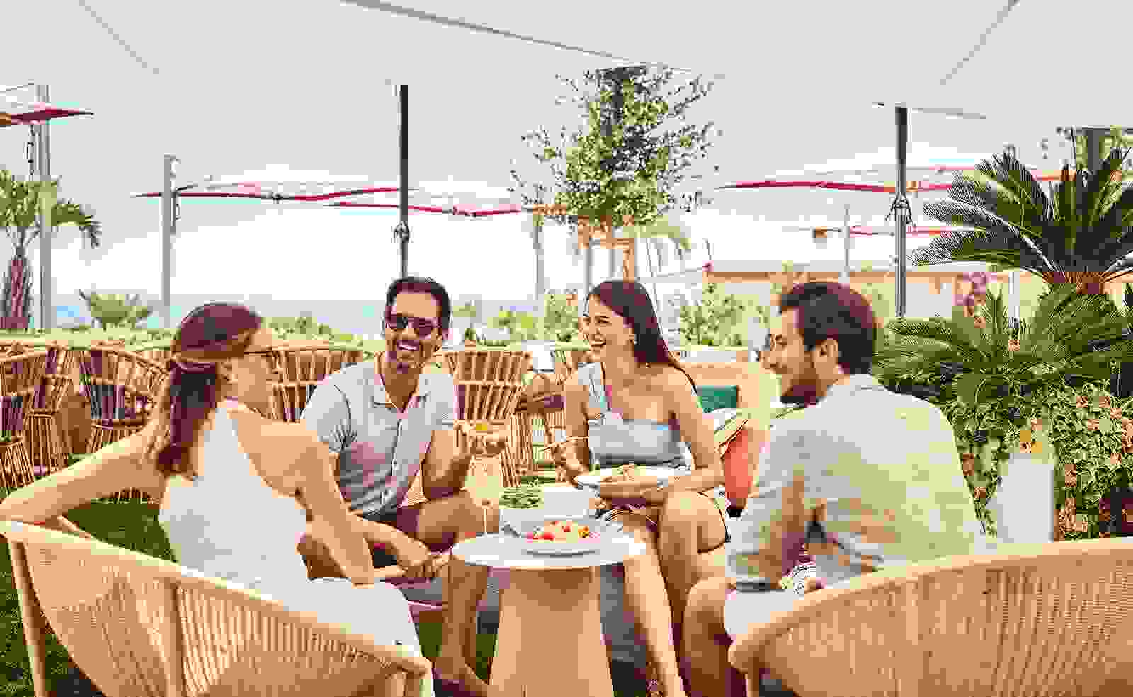 Lido restaurants, guests relaxing outdoor at Hotel Excelsior