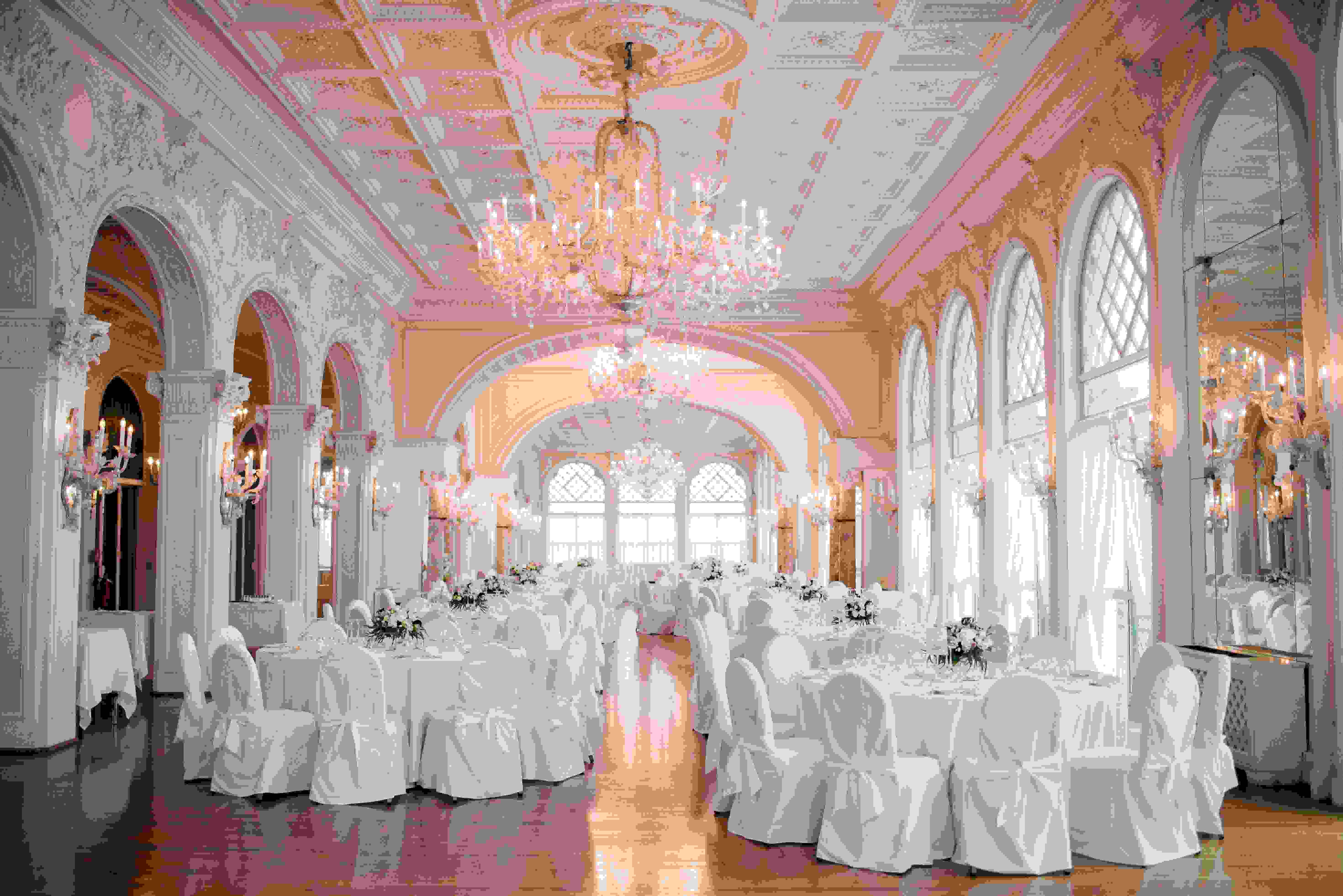 La Sala Stucchi arredata per il ricevimento di matrimonio | Hotel Excelsior Venice Lido Resort
