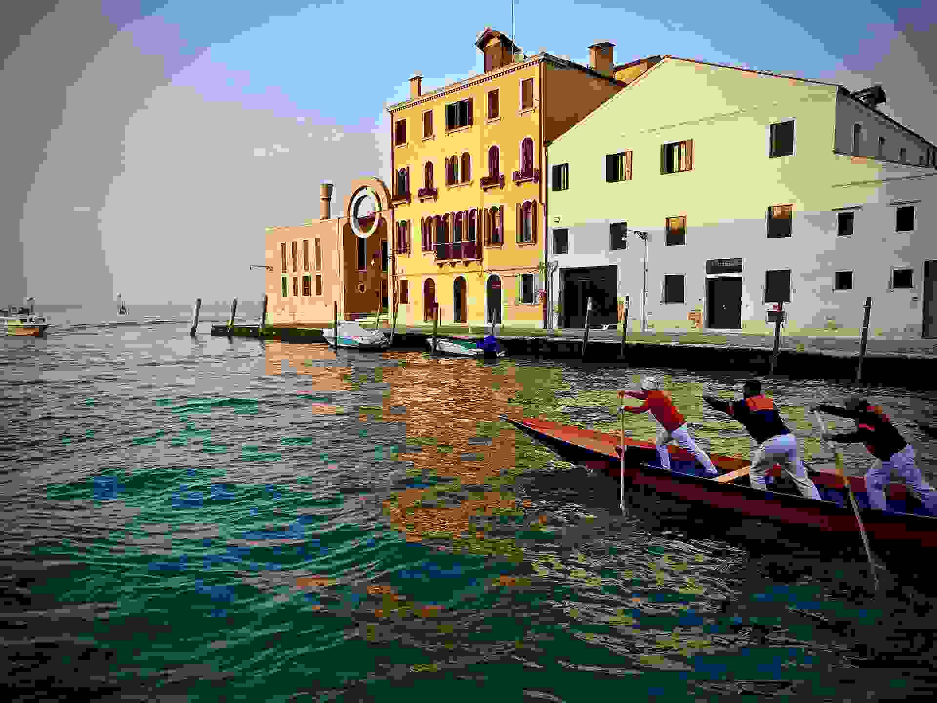 Gondolieri che remano a Venezia | Hotel Excelsior Venice Lido Resort