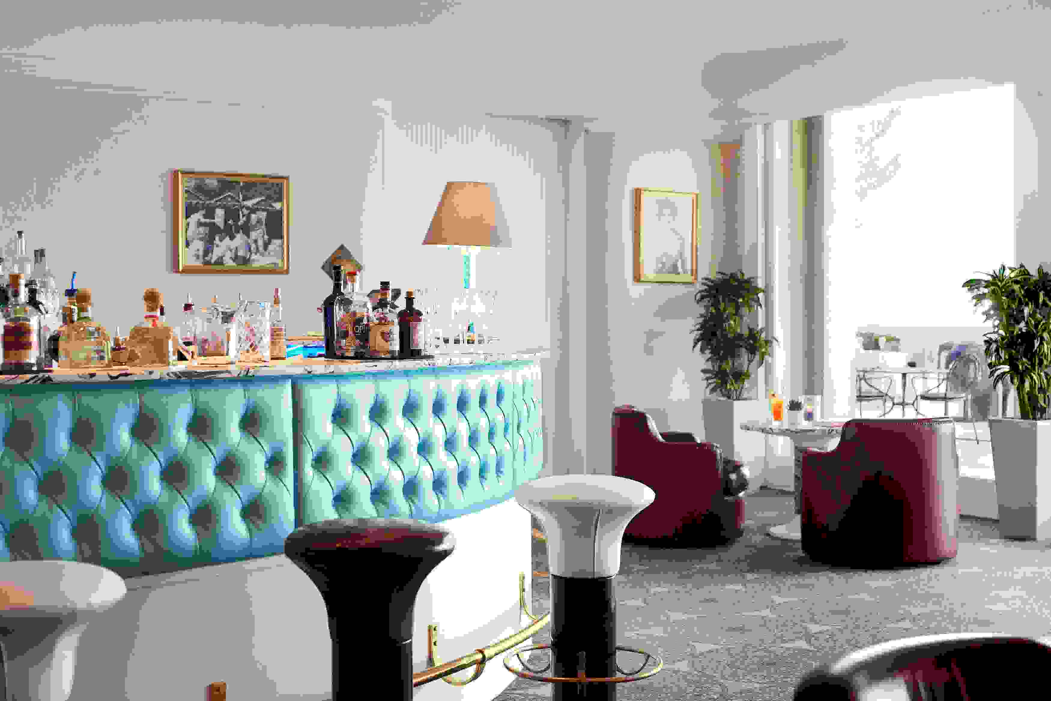 Interni del Blue Bar, iconico bar dell'Hotel Excelsior Venice Lido Resort