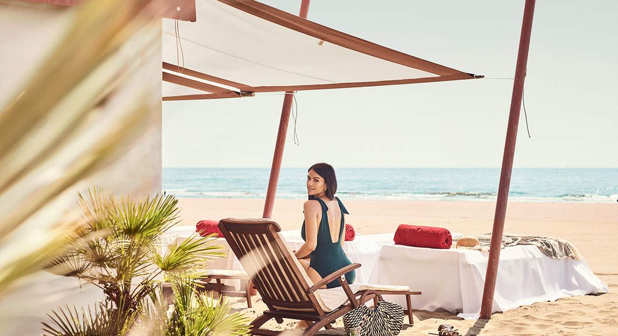 Ospite sulla spiaggia dell'Hotel Excelsior Venice Lido Resort | Resort di lusso a Venezia Lido