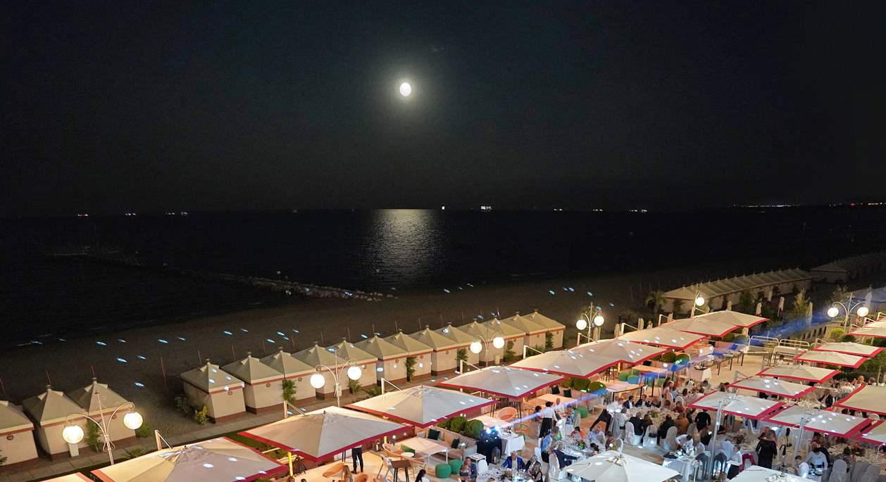 Dining outdoor in front of the beach | Hotel Excelsior Venice Lido Resort