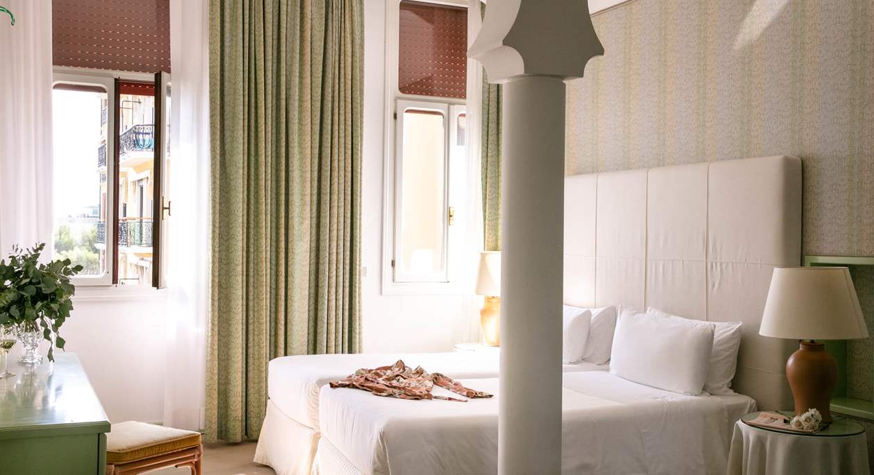 Una stanza con vista, dettagli interni | Hotel Excelsior Venice Lido Resort, hotel di lusso a Venezia