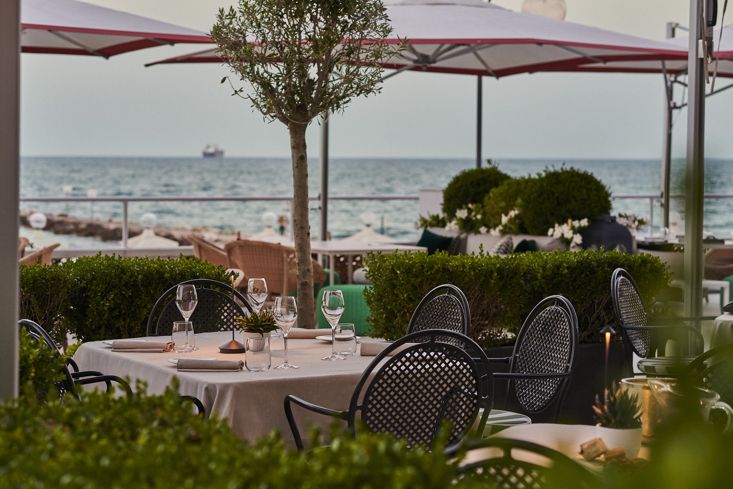 Romantic dining in Venice with sea views at Hotel Excelsior’s beachfront terrace.