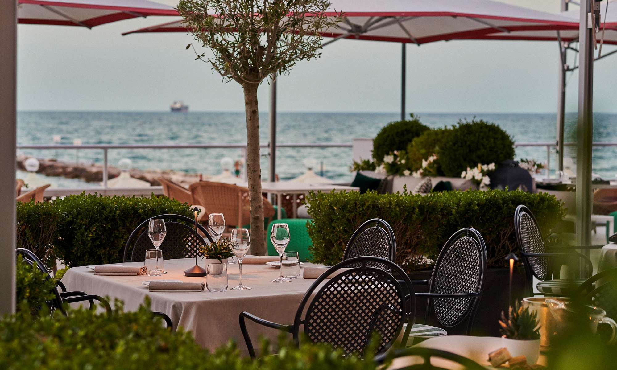 Romantic dining in Venice with sea views at Hotel Excelsior’s beachfront terrace.